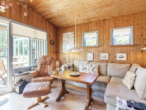 Tv, eldstad och dvd-spelare