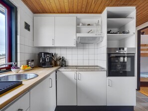 Kylskåp, ugn, diskmaskin och grytor/köksredskap