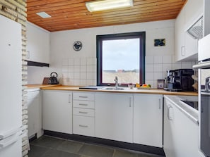 Køleskab, ovn, opvaskemaskine, køkkentøj/tallerkener/redskaber