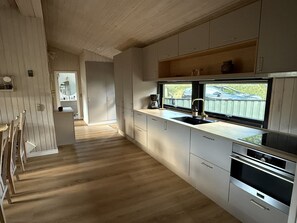 Kühlschrank, Mikrowelle, Geschirrspüler, Kochgeschirr/Geschirr/Besteck