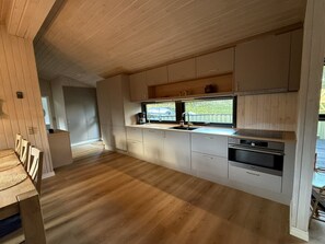 Kylskåp, mikrovågsugn, diskmaskin och grytor/köksredskap