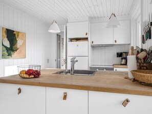 Køleskab, opvaskemaskine, køkkentøj/tallerkener/redskaber