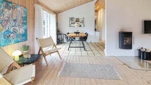 Een modern interieur met een eethoek, keuken en woonruimte.