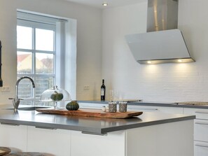 Geladeira, micro-ondas, fogão, lava-louças