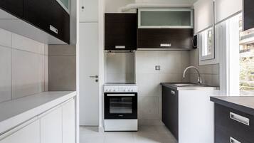 Refrigerador, tostadora y utensilios de cocina