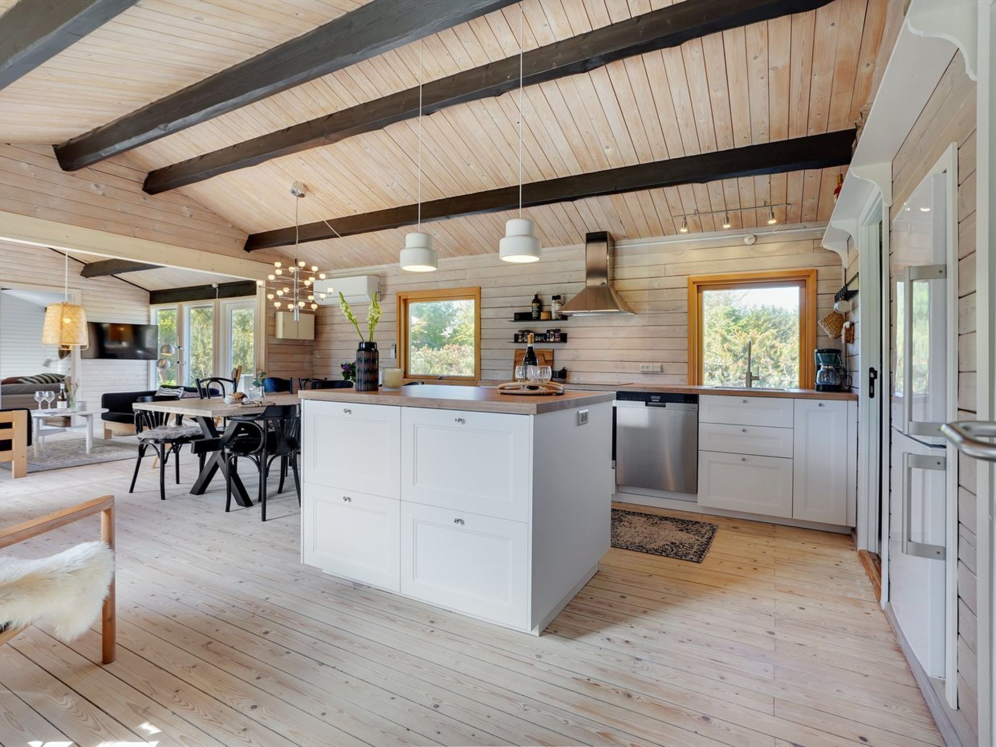 Kühlschrank, Mikrowelle, Geschirrspüler, Kochgeschirr/Geschirr/Besteck