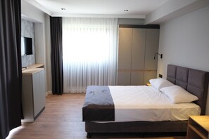 Minibar, coffres-forts dans les chambres, bureau