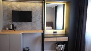 Deluxe Double or Twin Room | Minibar, in-room safe, desk, laptop workspace - Grand Müdüroğlu Hotel (Aydin)