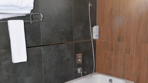Suite | Bathroom | Separate bathtub and shower, jetted bath, rainfall showerhead - Grand Müdüroğlu Hotel (Aydin)