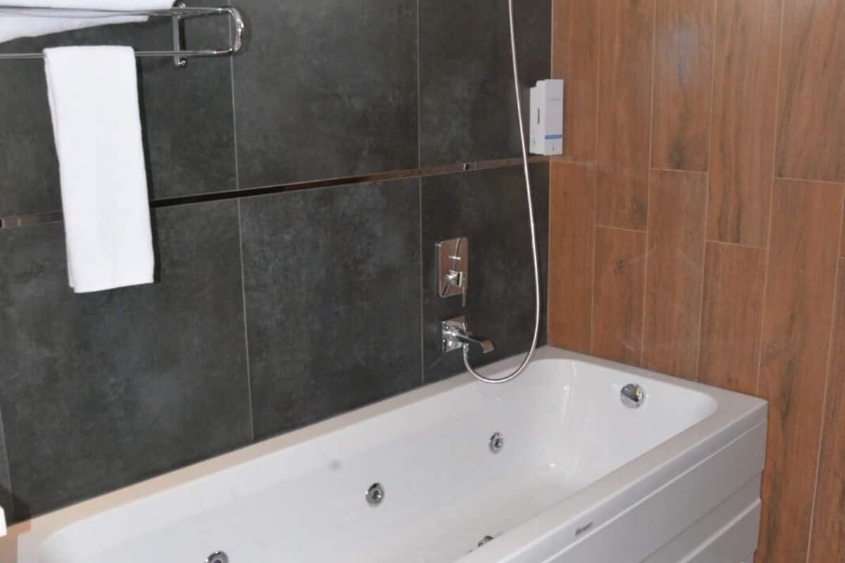 Suite | Badkamer | Een aparte badkuip en douche, een bubbelbad, een regendouche