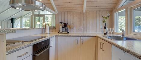 Réfrigérateur, four, lave-vaisselle, chaise haute