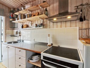 Køleskab, køkkentøj/tallerkener/redskaber