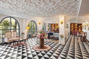 Coin salon dans le hall