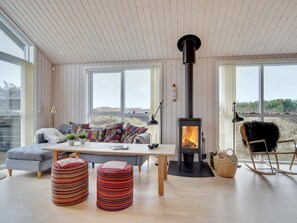 Una televisión, una chimenea
