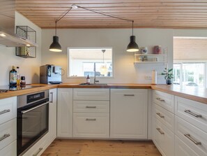 Køleskab, mikrobølgeovn, opvaskemaskine, køkkentøj/tallerkener/redskaber