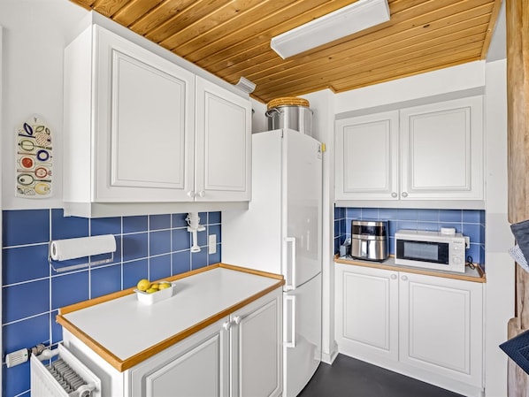 Fridge, microwave, dishwasher, cookware/dishes/utensils