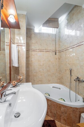 Dusche, Haartrockner, Handtücher, Seife