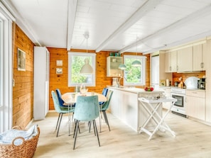 Kylskåp, ugn, barnstol och grytor/köksredskap