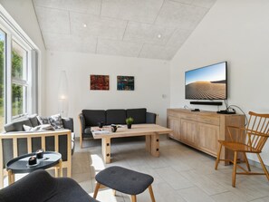 TV, fireplace - "Swarthovde" - from the sea by Interhome (Hals)