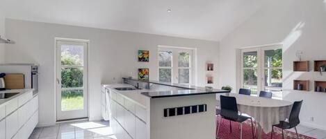 Fridge, microwave, dishwasher, cookware/dishes/utensils