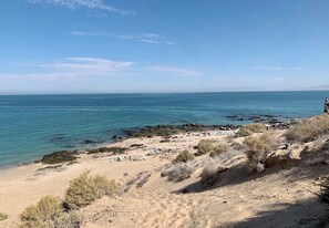 Chaises longues, serviettes de plage