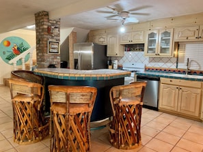 Réfrigérateur, micro-ondes, plaque de cuisson, cafetiÚre/bouilloire