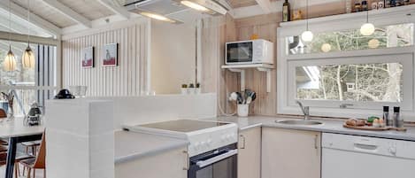 Fridge, microwave, dishwasher, cookware/dishes/utensils