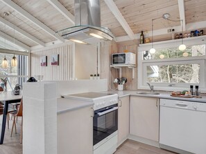 Kjøleskap, mikrobølgeovn, oppvaskmaskin og kjøkkenutstyr