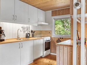 Een koelkast, een oven, een vaatwasser, een kinderstoel