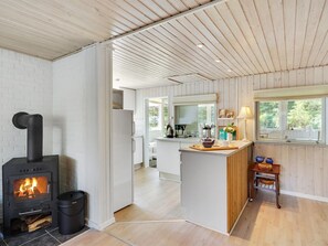 Fridge, microwave, dishwasher, cookware/dishes/utensils