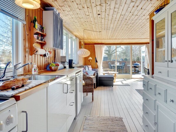 Kühlschrank, Ofen, Hochstuhl, Kochgeschirr/Geschirr/Besteck