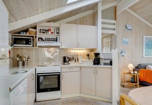 Kylskåp, mikrovågsugn, diskmaskin och grytor/köksredskap