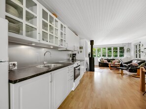 Køleskab, mikrobølgeovn, ovn, højstol