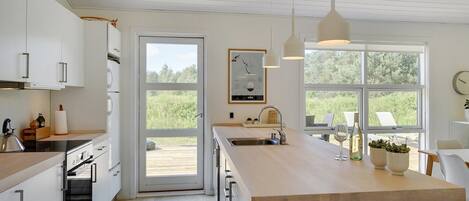 Fridge, microwave, dishwasher, cookware/dishes/utensils