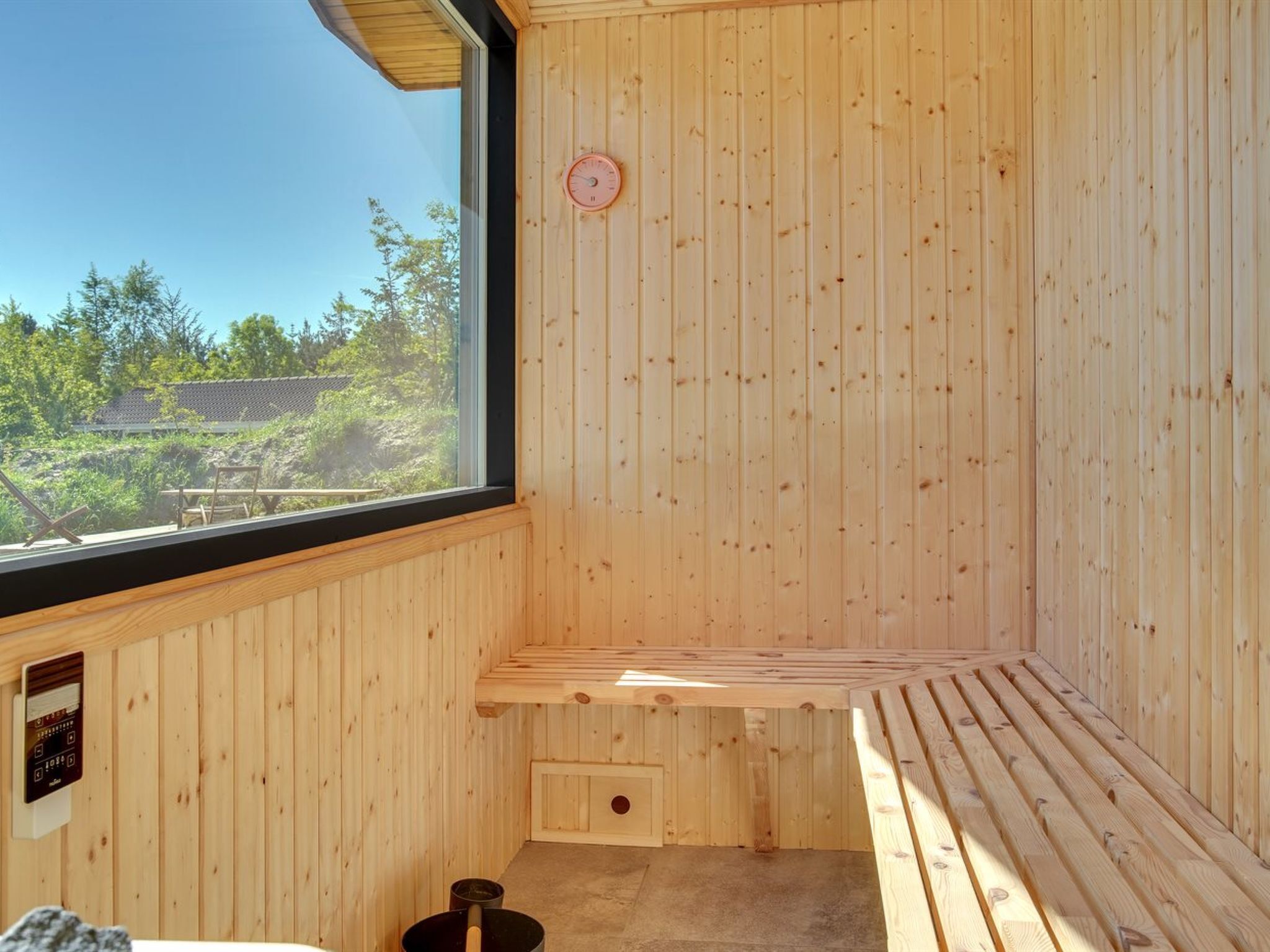 Un sauna con paredes de madera y una ventana.