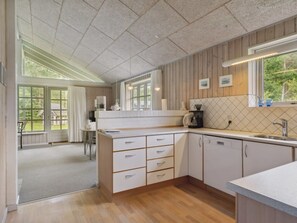 Jääkaappi, mikroaaltouuni, uuni, astianpesukone