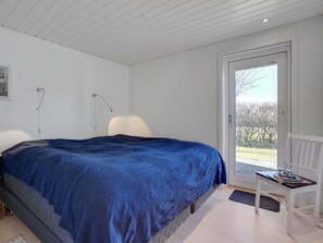 3 bedrooms, WiFi - "Fredrikke" - 50m from the sea by Interhome (Hals)