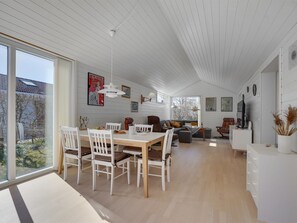 Dining - "Fredrikke" - 50m from the sea by Interhome (Hals)