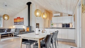 Een modern interieur met een eetgedeelte, keuken en woongedeelte.