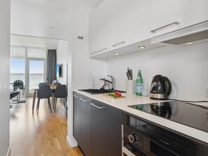 Refrigerador, horno, periquera y utensilios de cocina 