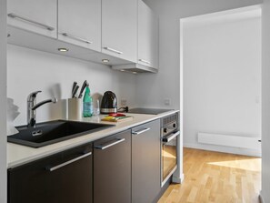 Kühlschrank, Ofen, Hochstuhl, Kochgeschirr/Geschirr/Besteck