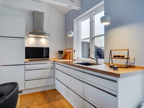 Fridge, oven, dishwasher, cookware/dishes/utensils