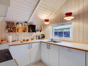 Køleskab, mikrobølgeovn, opvaskemaskine, køkkentøj/tallerkener/redskaber