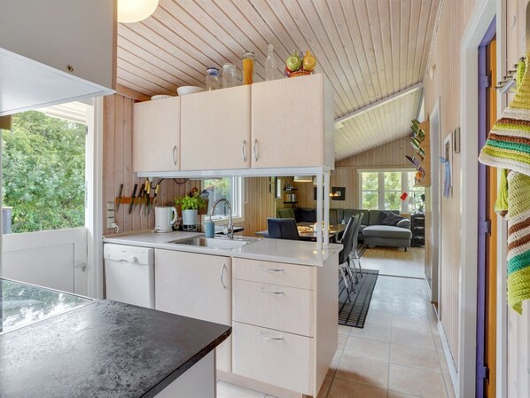 Kühlschrank, Mikrowelle, Geschirrspüler, Kochgeschirr/Geschirr/Besteck