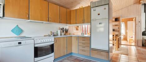 Kjøleskap, mikrobølgeovn, ovn og oppvaskmaskin