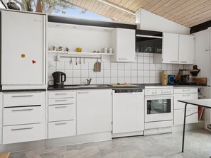 Kjøleskap, mikrobølgeovn, oppvaskmaskin og kjøkkenutstyr