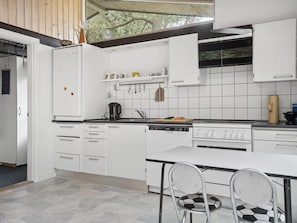 Jääkaappi, mikroaaltouuni, astianpesukone