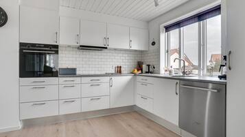 Réfrigérateur, micro-ondes, four, lave-vaisselle