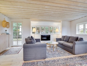 Een televisie en een open haard