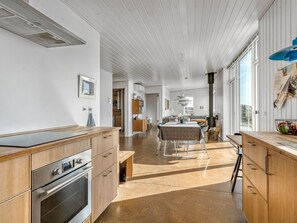 Køleskab, ovn, opvaskemaskine, højstol